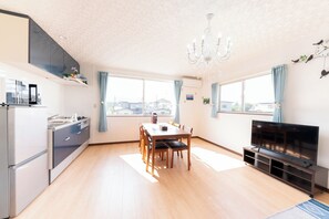 Køleskab, mikrobølgeovn, kogeplade, køkkentøj/tallerkener/redskaber