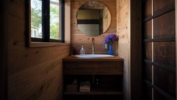 Sèche-cheveux, serviettes fournies