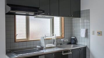Refrigerador, microondas, parrilla de estufa y utensilios de cocina