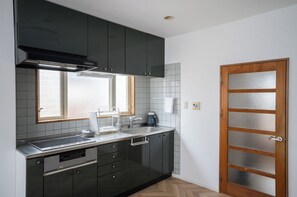 Geladeira, micro-ondas, cooktop, talheres/pratos/utensílios de cozinha