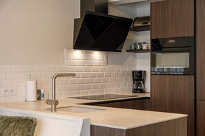 Køleskab, mikrobølgeovn, ovn, kogeplade