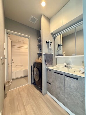 Een haardroger, handdoeken