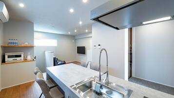 Réfrigérateur, micro-ondes, plaque de cuisson