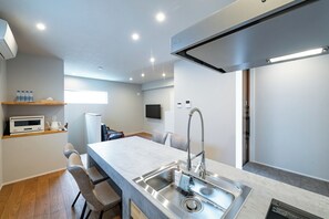 Kylskåp, mikrovågsugn, spishäll och grytor/köksredskap