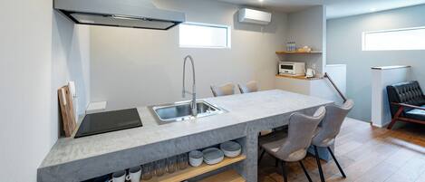 冰箱、微波炉、炉灶、厨具/餐具