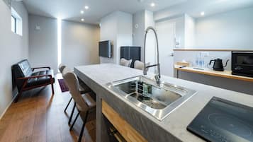 Refrigerador, microondas, parrilla de estufa y utensilios de cocina