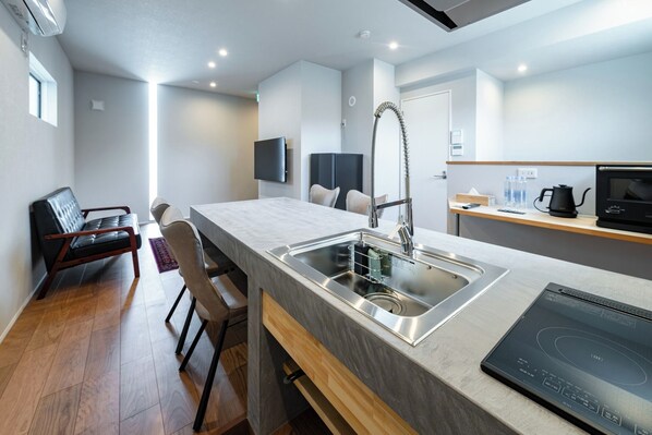 Jääkaappi, mikroaaltouuni, liesi, keittoastiat/astiat/ruokailuvälineet