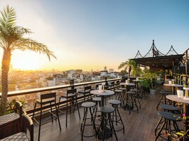 2 bars/lounges, rooftop bar, lobby lounge