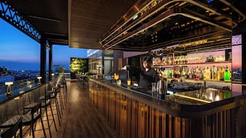 2 bars/lounges, rooftop bar, lobby lounge