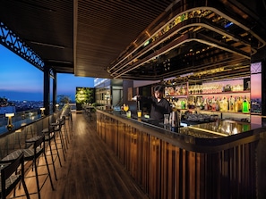 2 bars, un bar al terrat i un lounge al vestíbul