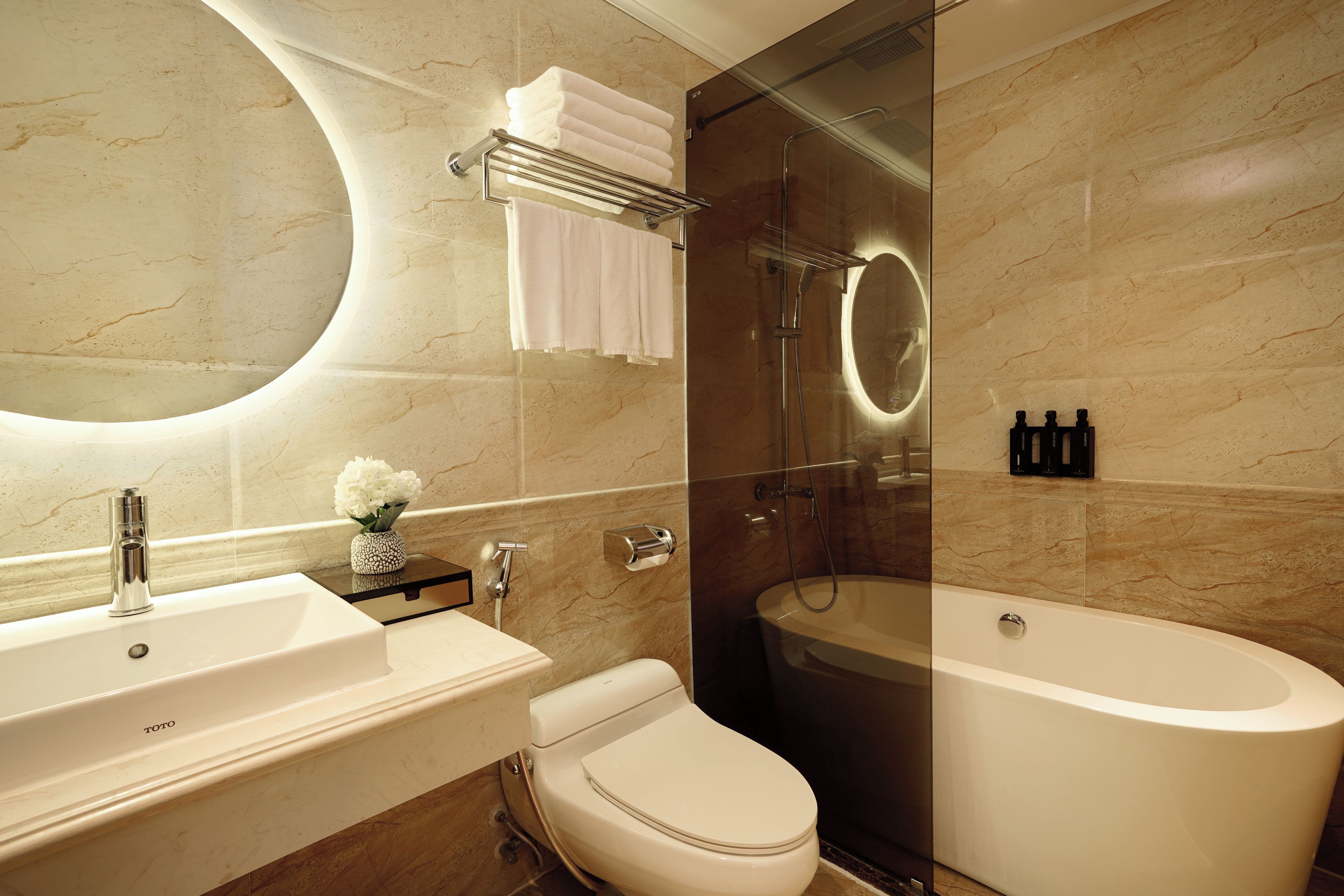 Une salle de bain moderne avec une baignoire sur pieds, un espace douche séparé et un meuble-lavabo avec un miroir.