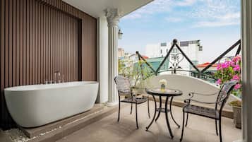 Presidential-Doppelzimmer, Stadtblick | Badezimmer | Dusche, Hydromassagedusche, umweltfreundliche Kosmetikartikel