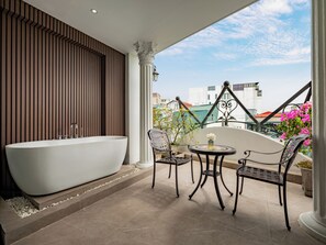 Presidential-Doppelzimmer, Stadtblick | Badezimmer | Dusche, Hydromassagedusche, umweltfreundliche Kosmetikartikel