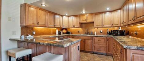 Frigorífic, microones, rentaplats i cafetera i tetera