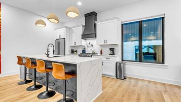 Frigorífic, microones, forn i placa de cuina