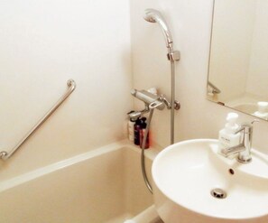 Sèche-cheveux, serviettes fournies