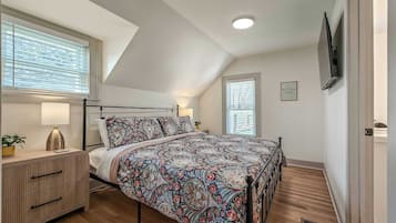 3 habitaciones, escritorio y tabla de planchar con plancha