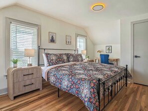 3 habitaciones, escritorio y tabla de planchar con plancha