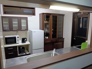 Fridge, microwave, stovetop, cookware/dishes/utensils
