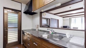 Refrigerador, microondas, placa de cocina, utensilios de cocina