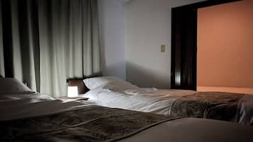 3 habitaciones, escritorio, wifi gratis y ropa de cama