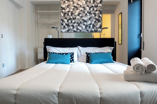 4 bedrooms, WiFi, bed sheets - The Black and White (Siracusa)