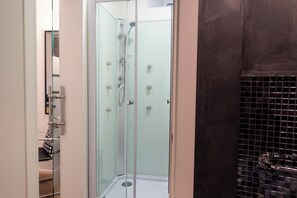 Shower, hair dryer, bidet, towels - The Black and White (Siracusa)