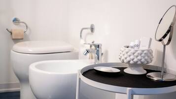 Doccia, asciugacapelli, bidet, asciugamani