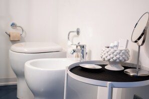 Bruser, hårtørrer, bidet, håndklæder
