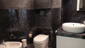 Doccia, asciugacapelli, bidet, asciugamani