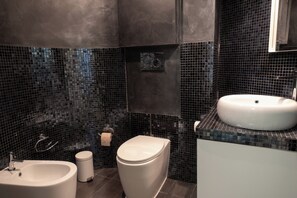 Bruser, hårtørrer, bidet, håndklæder