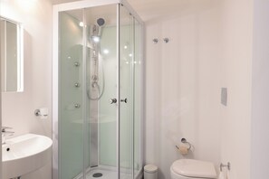 Een douche, een haardroger, een bidet, handdoeken