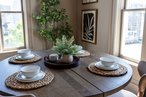 The Queenie - 3 minutes walk from Avenir Centre