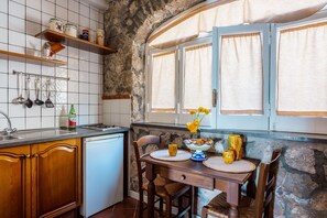 Kylskåp och grytor/köksredskap