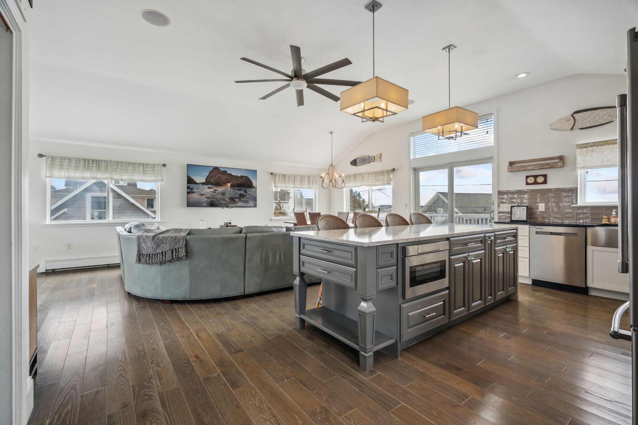 Een ruime keuken met een groot eiland, moderne apparatuur en uitzicht op de omgeving.
