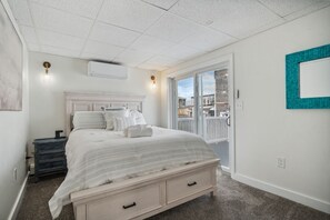 3 bedrooms, desk, WiFi, bed sheets - Plum Time | Water Views | Decks | Walk to Basin (Newburyport)