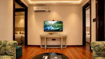 Camera Premium, 3 camere da letto, vista cortile | Area soggiorno | TV LED 32 pollici con canali digitali