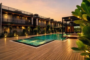 Una piscina al aire libre