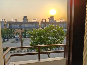 Club Room, Courtyard View | Courtyard view