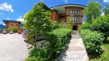 Quarto casal ou duplo conforto, sacada, vista para a colina | Vista para o jardim