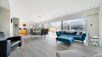 Televisión, futbolito, libros y estéreo