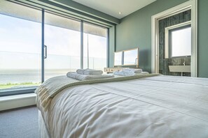 4 bedrooms, desk, iron/ironing board, travel crib