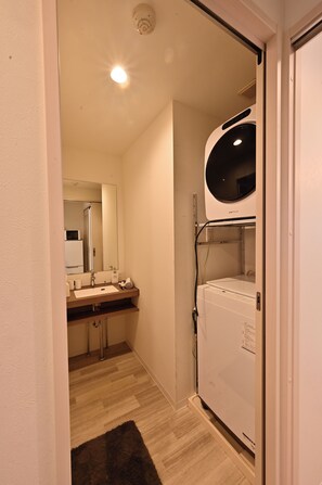 Bathroom - 10 minutes from downtown Osaka, washer/dryer in the bedroom, 20 minutes to USJ, 30 minutes to Namba (大阪市)