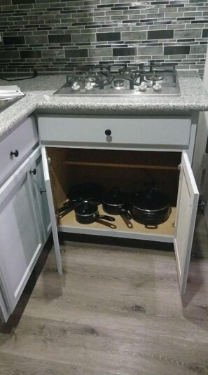 Kühlschrank, Mikrowelle, Herdplatte, Wasserkocher mit Kaffee-/Teezubehör