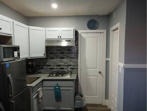 Kühlschrank, Mikrowelle, Herdplatte, Wasserkocher mit Kaffee-/Teezubehör