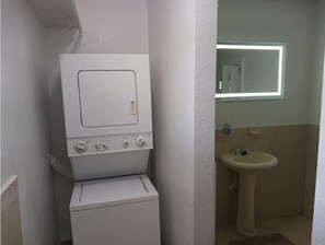 Shower, hair dryer, towels, shampoo - Prestige relaxation (Freeport Grand Bahama)