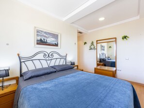 2 bedrooms, desk, internet