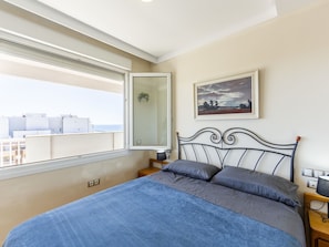 2 bedrooms, desk, internet