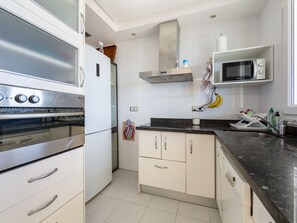 Kjøleskap, mikrobølgeovn, ovn og oppvaskmaskin