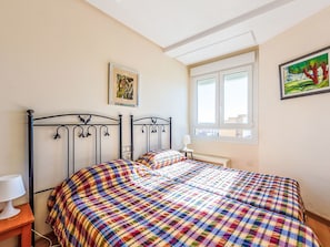 2 bedrooms, desk, Internet